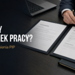Dwie umowy analizowane na biurku – umowa B2B a stosunek pracy i nowe uprawnienia PIP