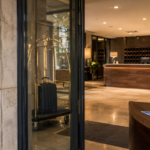 Pakiet hotelowy a impreza turystyczna – recepcja hotelu